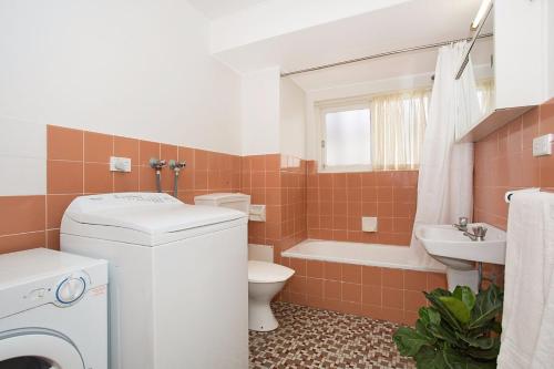 ein Bad mit einem WC und einem Waschbecken in der Unterkunft A Perfect Stay - King Tide in Gold Coast