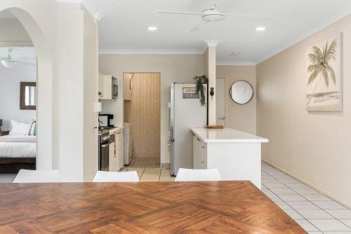 a kitchen and living room with a table and chairs at A Perfect Stay - Lisas on Lawson in Byron Bay