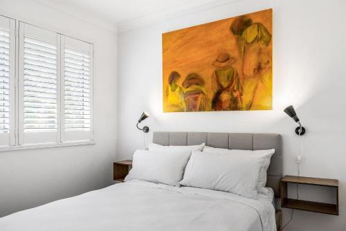 1 dormitorio con 1 cama y una pintura en la pared en A Perfect Stay - Little Geckos, en Byron Bay