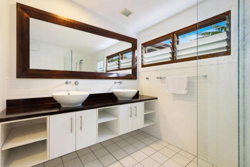 Baño con 2 lavabos y espejo en A Perfect Stay - Margaret, en Byron Bay