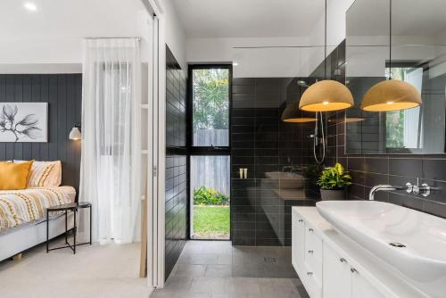 Ένα μπάνιο στο Melaleuca - luxury 4BR retreat with pool