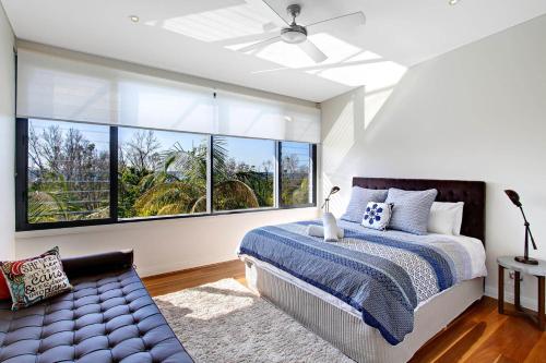 Un pat sau paturi într-o cameră la A Perfect Stay - Ocean View at Kiah