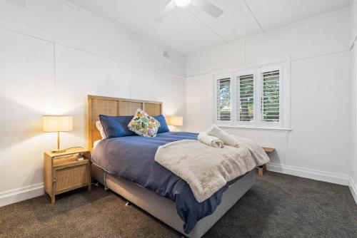 a bedroom with a bed and a window at Johnno's Cottage - Prime Location - Sleeps 4 in Orange