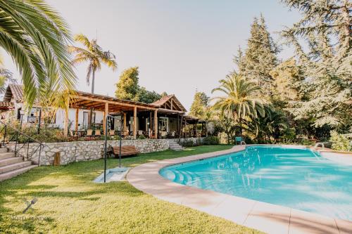 una piscina frente a una casa en Hotel Fundo Las Tortolas, en Limache