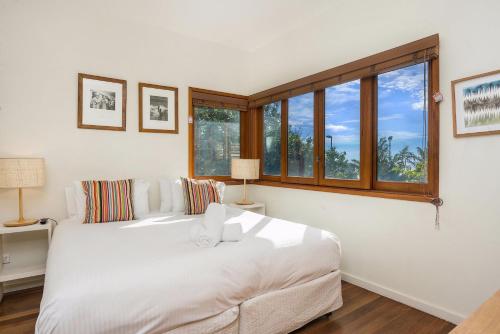 a bedroom with a white bed and a window at A Perfect Stay - Quiksilver Apartments The Wreck in Byron Bay