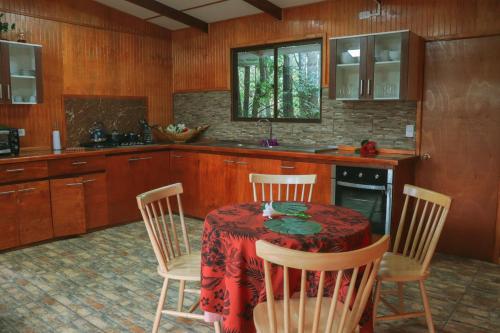 Kuchyň nebo kuchyňský kout v ubytování Hostal Makohe Rapa Nui