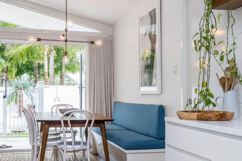 Ruang duduk di The Chalet - designer 3 BR retreat with pool