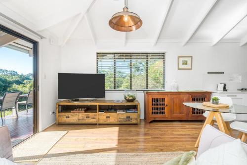 Televisyen dan/atau pusat hiburan di Twin Tallows - secluded couples retreat