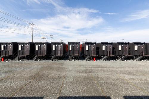 a row of portable toilets in a parking lot at HOTEL R9 The Yard Kikuchikyokushiisaka in Sugimizu