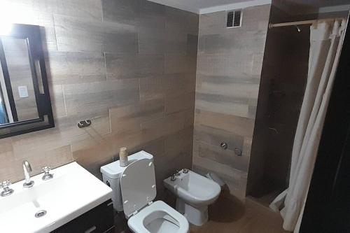 a bathroom with a white toilet and a sink at Departamento acogedor en San Miguel de Tucumán in San Miguel de Tucumán