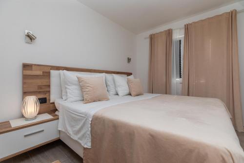 Apartments with hot tub Omis - 20689