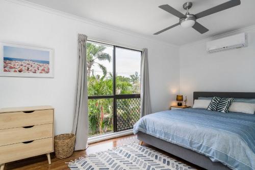 una camera con un letto e una grande finestra di A Perfect Stay - Arcadia a Cabarita Beach