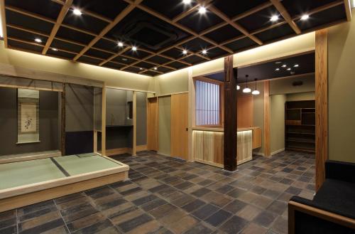 Großes Zimmer mit einem großen Fenster und Fliesenboden. in der Unterkunft Ryokan Suzuran Tengachaya in Osaka