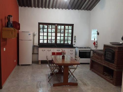 Virtuvė arba virtuvėlė apgyvendinimo įstaigoje Tranquilidade e conforto na floresta - Rota do Vinho