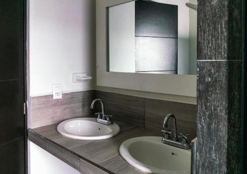 łazienka z 2 umywalkami i lustrem w obiekcie LONGVIEW HOME-STUDIOS w mieście Tepic