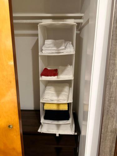 um closet com toalhas nas prateleiras em Welcoming Private Suite with French Touches em Union
