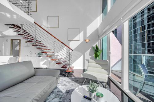 - un salon avec un canapé et une table dans l'établissement Iconic 2 BR LOFT Brickell-Stunning views, à Miami