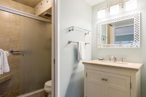un baño con lavabo y espejo en Sugar Beach 333 - MCH, en Kihei