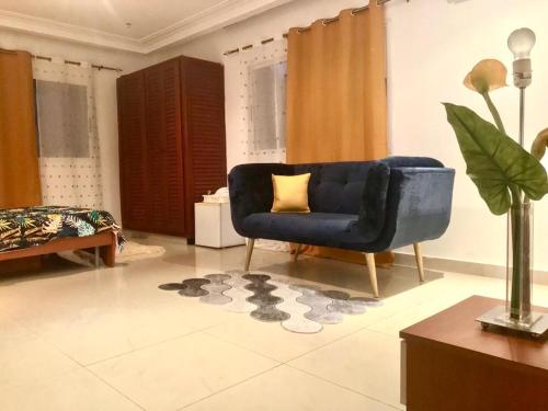 黑角的住宿－Studio tchikobo，客厅配有蓝色椅子和地毯