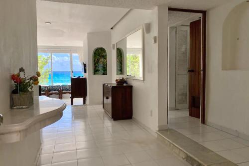 Un baño con lavabo y una habitación con vistas al océano. en Condominiums in Solymar, en Cancún
