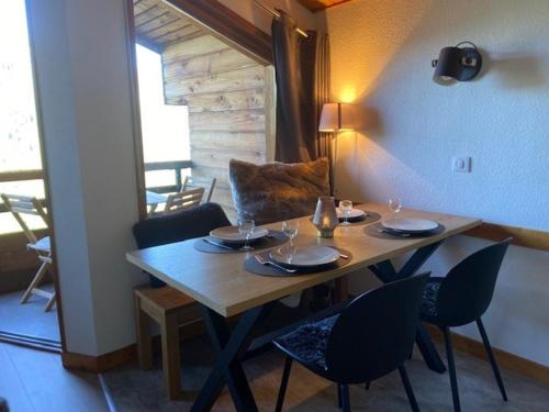 une table à manger avec des chaises, une table et une lampe dans l'établissement Appartement cosy à Châtel : 5 pers, balcon, parking, WIFI - FR-1-676-32, à Châtel