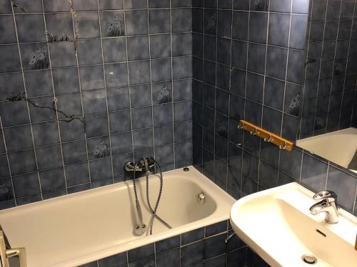 une salle de bain avec une baignoire et un lavabo dans l'établissement Studio 4 pers, à 300m du centre, Parking - FR-1-676-47, à Châtel