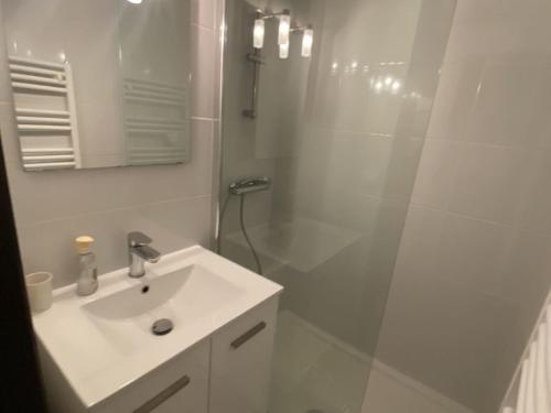 une salle de bain blanche avec un lavabo et une douche dans l'établissement Appartement cosy 2 pièces Châtel - Proche remontées, 4 pers., terrasse, parking, lave-linge - FR-1-676-131, à Châtel