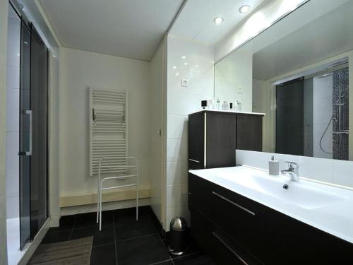 Koupelna v ubytování Appartement Rénové, 3 Ch. avec Parking Privé, Hyper-Centre Colmar - FR-1-744-36