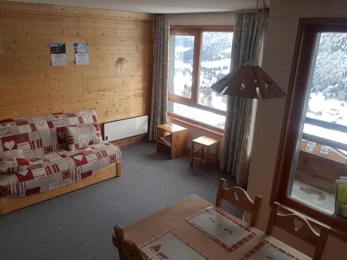 une chambre avec un lit, une table et une fenêtre dans l'établissement Studio Châtel 4 pers., Balcon sud-ouest, Proche centre & remontées, Equipé cuisine & TV, Garage - FR-1-676-144, à Châtel
