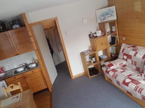 une petite chambre avec un lit et un lavabo dans l'établissement Studio Châtel 4 pers., Balcon sud-ouest, Proche centre & remontées, Equipé cuisine & TV, Garage - FR-1-676-144, à Châtel