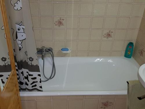 une baignoire avec un rideau de douche en forme de vache dans une salle de bain dans l'établissement Studio Châtel 4 pers., Balcon sud-ouest, Proche centre & remontées, Equipé cuisine & TV, Garage - FR-1-676-144, à Châtel