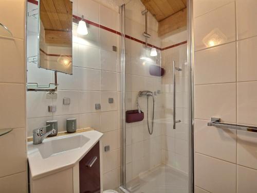 une salle de bain avec douche et lavabo dans l'établissement Chalet spacieux sur les pistes avec cheminée et WiFi - FR-1-455-242, à La Plagne Tarentaise