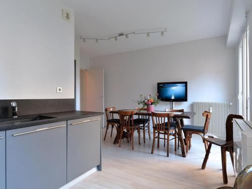 une cuisine et une salle à manger avec une table et des chaises dans l'établissement Appartement de luxe en hyper-centre avec 3 chambres, balcon, parking, proche Musée Unterlinden - FR-1-744-37, à Colmar