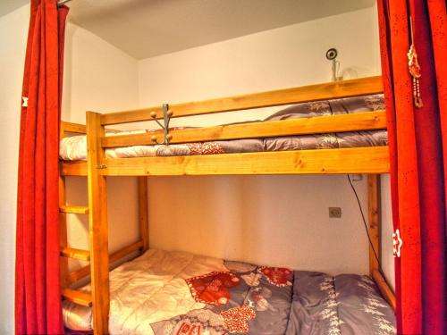 deux lits superposés dans une chambre avec un lit dans l'établissement Charmant studio à Morzine - 4 pers, 19m², proche navettes gratuites pour Avoriaz, balcon, parking - FR-1-524-122, à Morzine