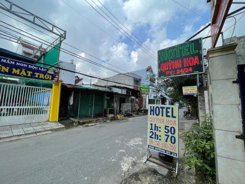 een straat met een hotelbord aan de kant van de weg bij QUỲNH HOA HOTEL in Ho Chi Minh-stad