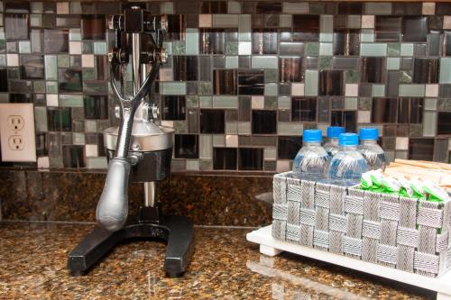un bancone della cucina con miscelatore e bottiglie d'acqua di Mint2Stay Suite a Portsmouth