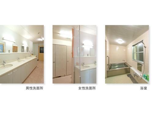trzy zdjęcia łazienki z dwoma umywalkami i prysznicem w obiekcie Amanohashidate Youth Hostel - Vacation STAY 94802v w mieście Miyazu