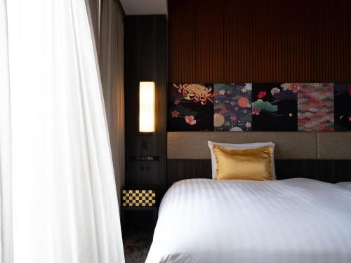 金沢市にある三井ガーデンホテル金沢のベッドルーム(白いベッド1台、大きな窓付)