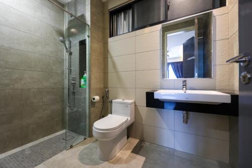 La salle de bains est pourvue de toilettes, d'un lavabo et d'une douche. dans l'établissement Sentral Suites Kl Sentral By Luxe Home, à Kuala Lumpur