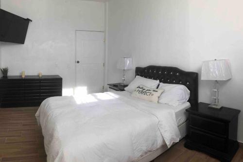1 dormitorio con cama blanca y cabecero negro en Apartment in Puerto Nuevo, 