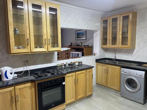 Η κουζίνα ή μικρή κουζίνα στο Sunrise Cottage Golfview Lodge