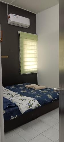 a bed in a room with a window and a bed sidx sidx sidx at Inap Mudah in Seri Iskandar