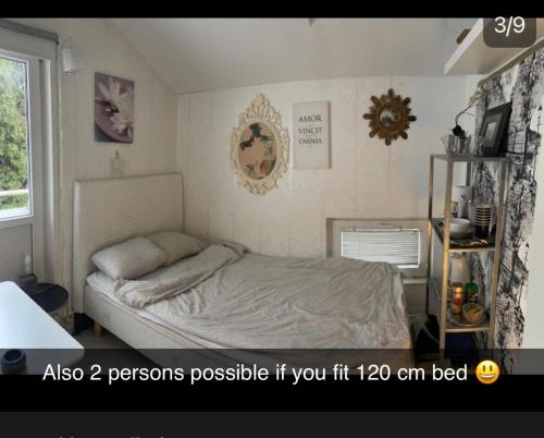 Postel nebo postele na pokoji v ubytování Pieni huone 1 km jokirannasta