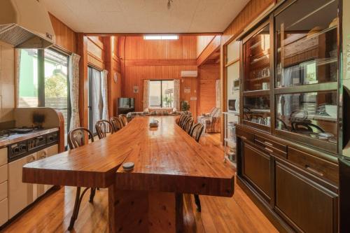 een eetkamer met een houten tafel in een keuken bij Nagashima cottage - Vacation STAY 9014 in Kuwana