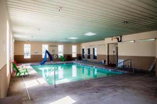 een zwembad met een glijbaan in een gebouw bij OK Welcome Home Hotel in Alva