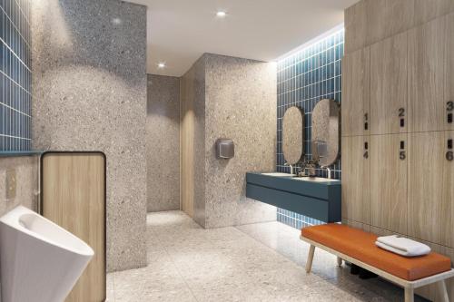 La salle de bains est pourvue d'un urinoir, d'un lavabo et de toilettes. dans l'établissement Holiday Inn Express Rayong Map Ta Phut, à Rayong