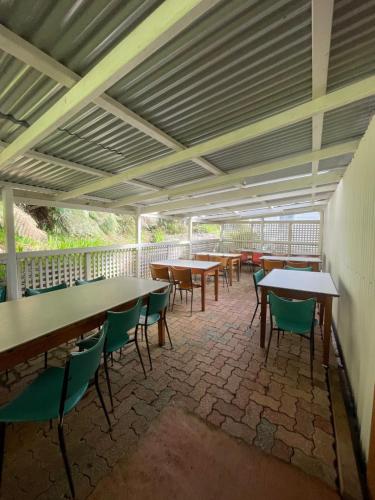 una fila de mesas y sillas en un patio en Mountain View Motel, en Queenstown