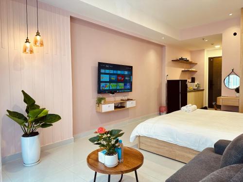 Ένα ή περισσότερα κρεβάτια σε δωμάτιο στο DoHa Homes Soho Residence #Studio Luxury-1Bed-Lầu cao-Mới