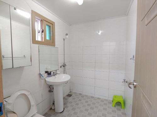 Ванная комната в Jeju Oreum Pension