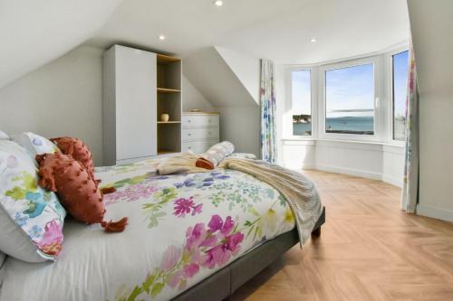 Un dormitorio con una cama con flores. en Seaside Luxury Escape, en Aberdour